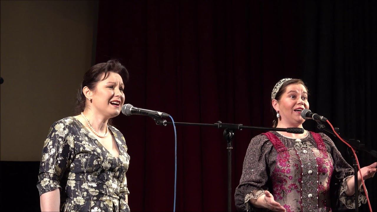 "Сирень у крылечка", муз. А.Аверкина, сл. П.Черняева.