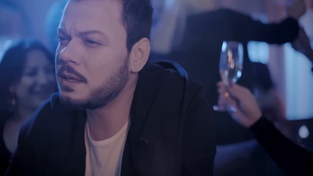 ΑΝΩ ΚΑΤΩ - Οι Κυριακές | ANO KATO - Oi Kyriakes (Official Video Clip) смотреть онлайн