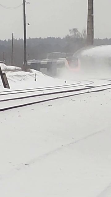 Лёгкий снег и движение поездов по станции Смородино смотреть онлайн