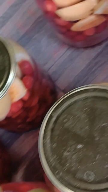 Жазғы банка жабу сезоны ашық. Алма және шие қосылған шырын. смотреть онлайн