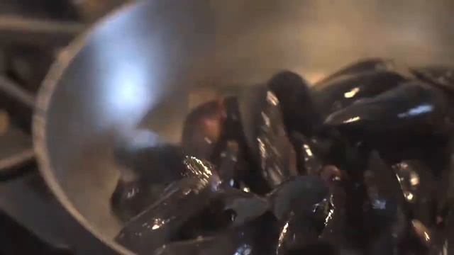 Tasting Party Recipes: How to Make Thai Curry Steamed Mussels, with Joey Altman | Pottery Barn смотреть онлайн