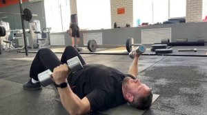Разводка гантелей лёжа на полу
