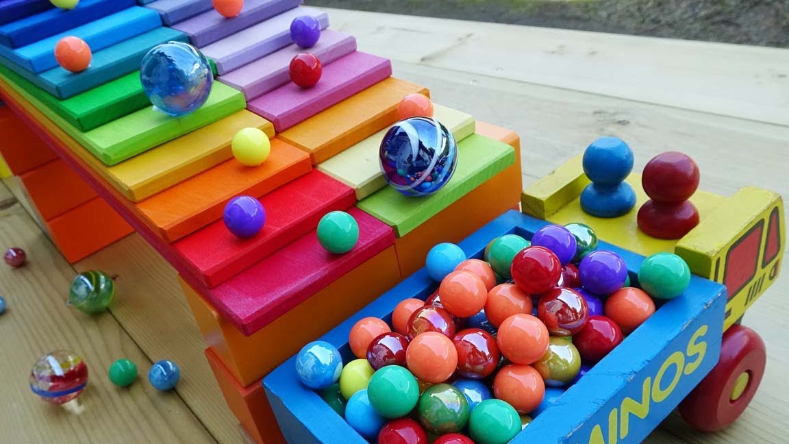 Скатываем разные шарики разноцветные в грузовую машинку, изучаем цвета вместе играем, для детей.