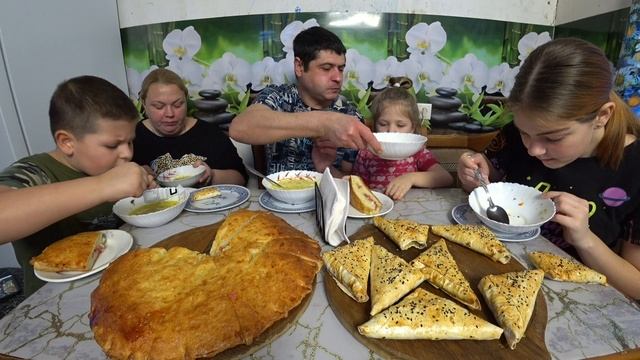 мукбанг. суп из новых тарелок, вкусный пирог с колбасой и сыром и самса из лаваша смотреть онлайн