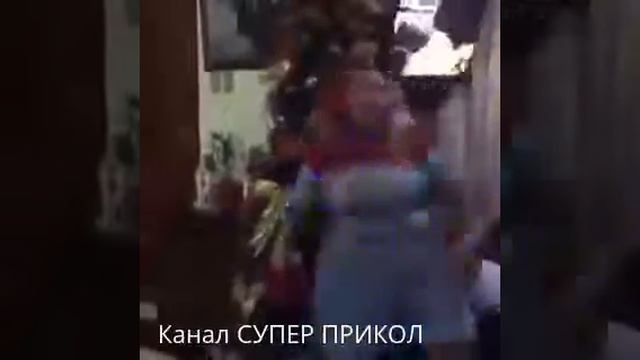 Приколы. Самое лучшее! Девушка стала елкой! Смотреть всем! смотреть онлайн