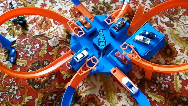 Hotwheels Хотвилс трэк. Скоростной перекресток. Машинки меняющие свой цвет смотреть онлайн