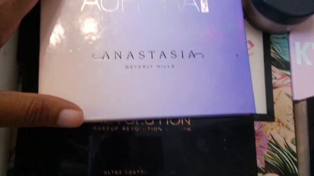 Small Beginner Makeup Collection| Makeup Organizers| Amateur Beauty смотреть онлайн