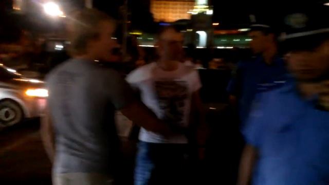 Менты с автоматами против народа. Киев. 14.08.2014 смотреть онлайн