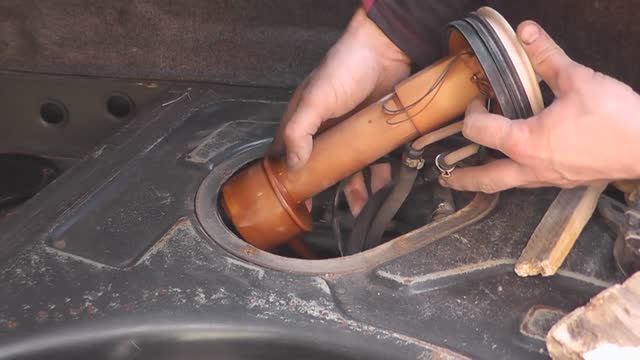 Датчик уровня топлива Проверка и ремонт BMW E34 Не работает индикатор топлива. смотреть онлайн