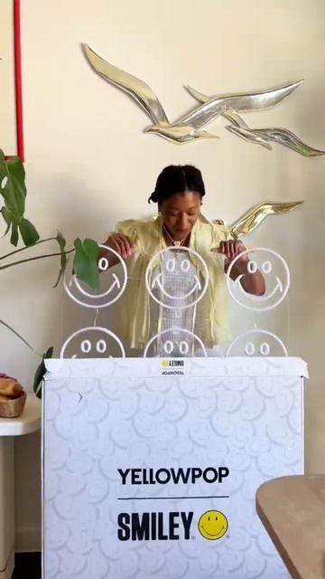 Installing my YellowPop Smiley Face LED Neon Sign // Happy Home Decor #shorts #ledlights #homedecor смотреть онлайн