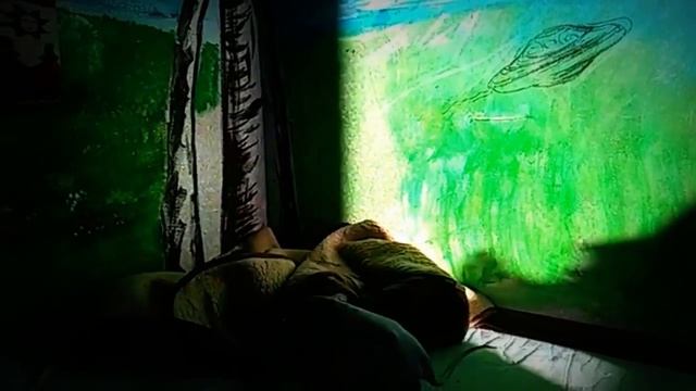 Лысый инопланетянин с яйцами в поисках тепла и покоя смотреть онлайн