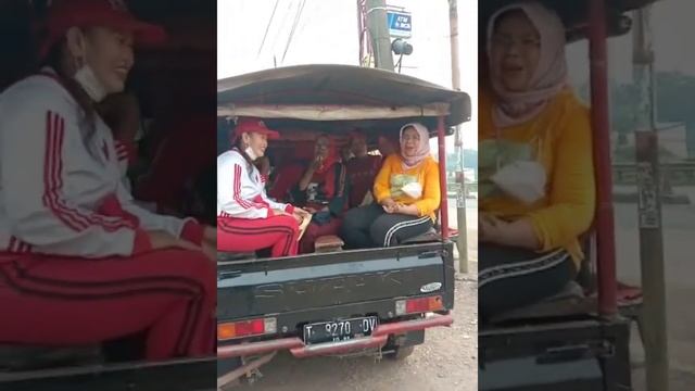 CIASEM BERGETAR | KESERUAN SENAM ZUMBA TEH NENG SUPARTINI BERSAMA IBU-IBU CIASEM N PAMANUKAN SUBANG смотреть онлайн