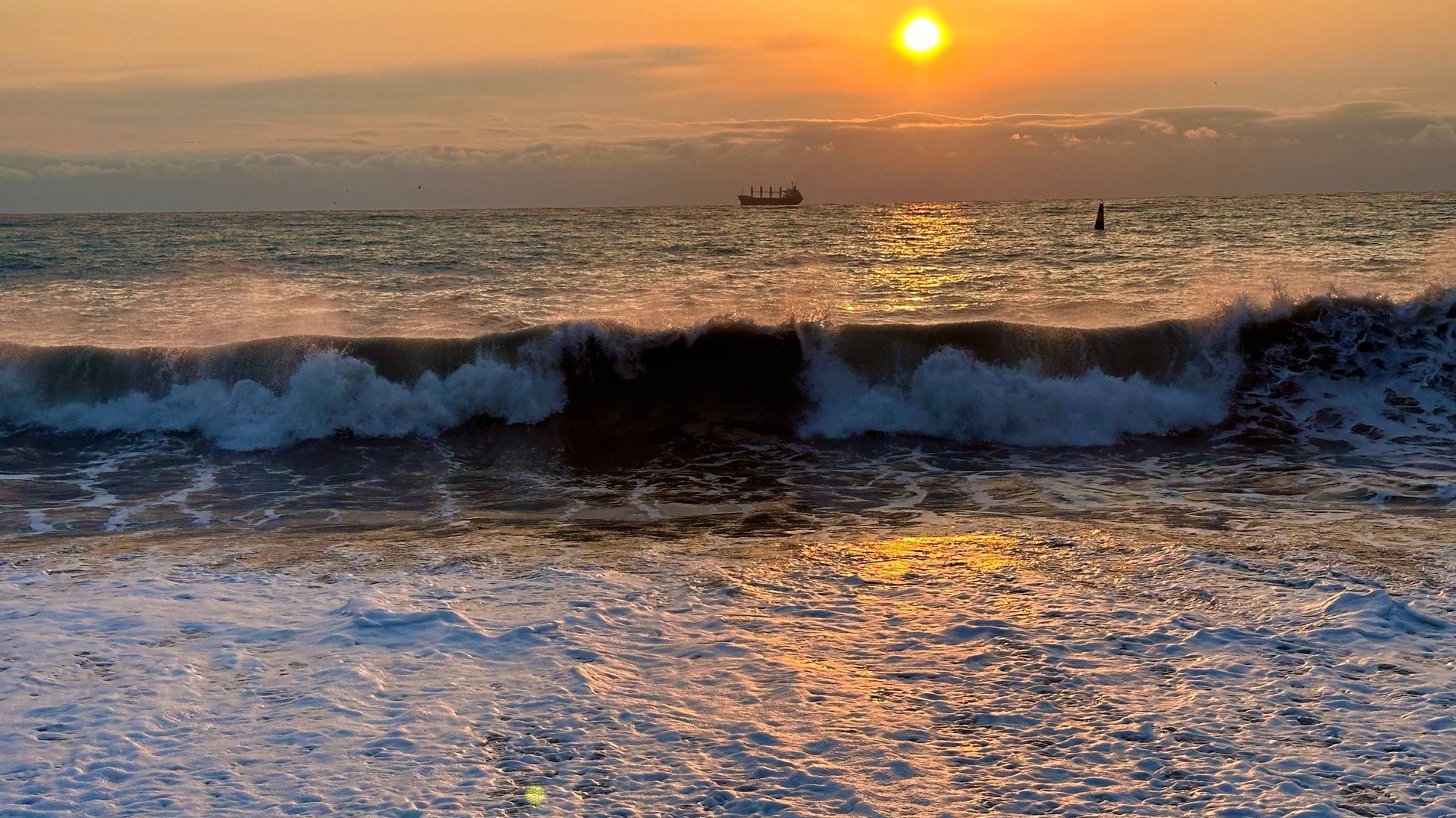 Когда синоптики пишут: "в Ялте небольшой снег", они описывают размеры снежинок, а не их количество смотреть онлайн