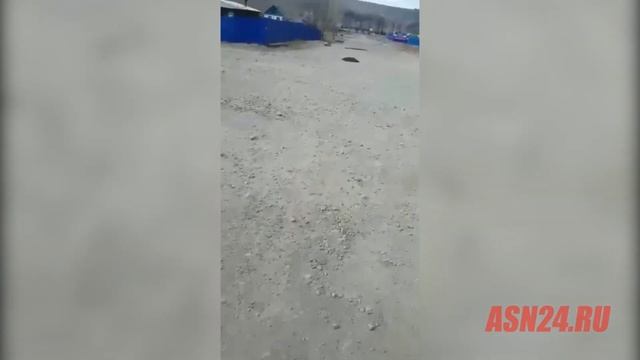 Житель Сковородина пожаловался на полуразрушенную дорогу, которую латают землей смотреть онлайн