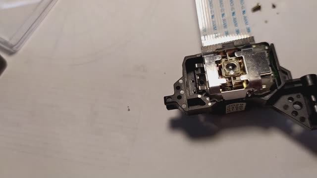 Где находится лазерный светодиод дисковода смотреть онлайн