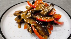 Вкусный салат с баклажанами и сладким перцем.