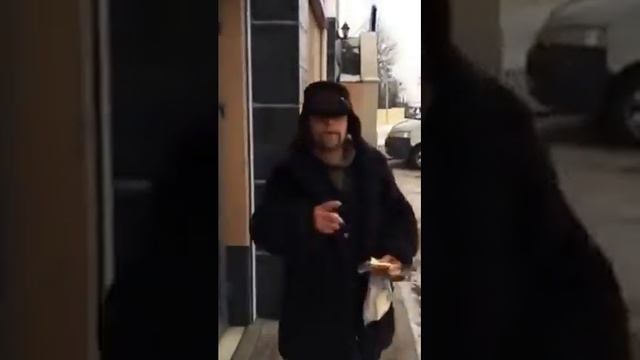 НАКУРЕННЫЙ БОМЖ смотреть онлайн