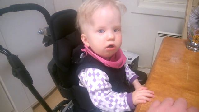 Rósa Jóna hermir eftir pabba sínum смотреть онлайн