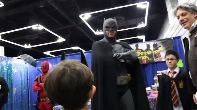 Santi goes to Comic Con! смотреть онлайн