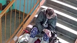 ПОДЪЕЗД В МНОГОЭТАЖКЕ ЗАХВАТИЛИ НАРКОМАНЫ