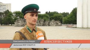 Юноши и девушки кружились в вальсе у мемориала в Комсомольске-на-Амуре