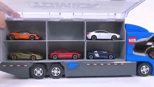 Маленькие машинки хранятся в передвижном транспорте