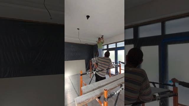 Высверливаем отверстия под светильники в гипсокартоне #отделочныеработы #ремонтквартир #монтажгкл смотреть онлайн