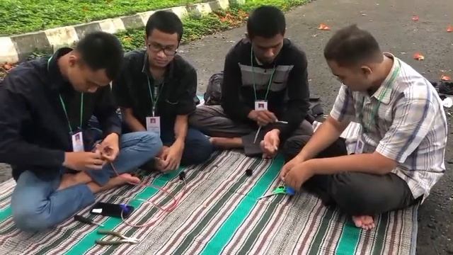 Membuat lampu hias dari botol bekas - Kelompok 3 (Daur Ulang Limbah) смотреть онлайн
