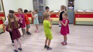 Зашагали ножки весело по кругу