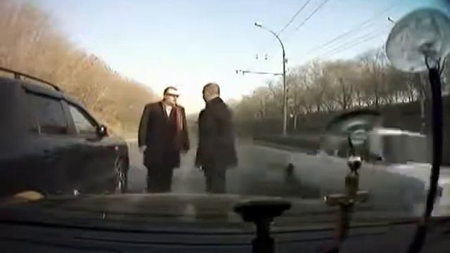 Мужик был не прав и получил по морде смотреть онлайн