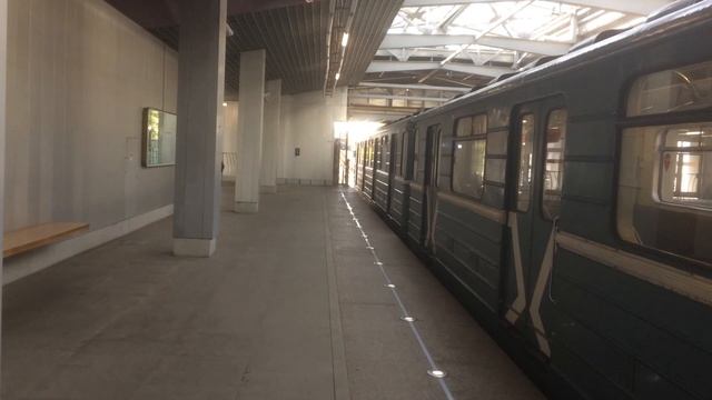 Метропоезд 81-717 на станции Технопарк смотреть онлайн