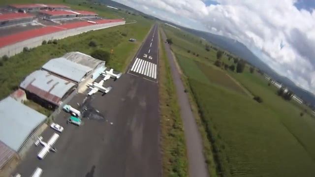 Volando sobre pista aérea de Zamora, Mich. смотреть онлайн