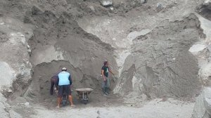 Строительство, шахтёрам надо собрать песок до прибытия грузовика