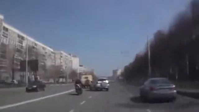 Мотоциклист был дважды сбит машинами. смотреть онлайн