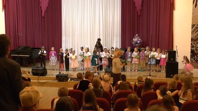 Ученики дошкольных групп поздравляют мам и бабушек с 8 Марта.. часть 2 смотреть онлайн
