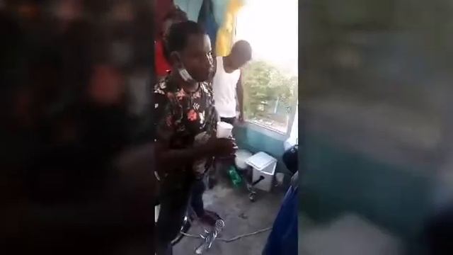 Joven casi muere por cumplir con reto de ingerir una botella de alcohol смотреть онлайн