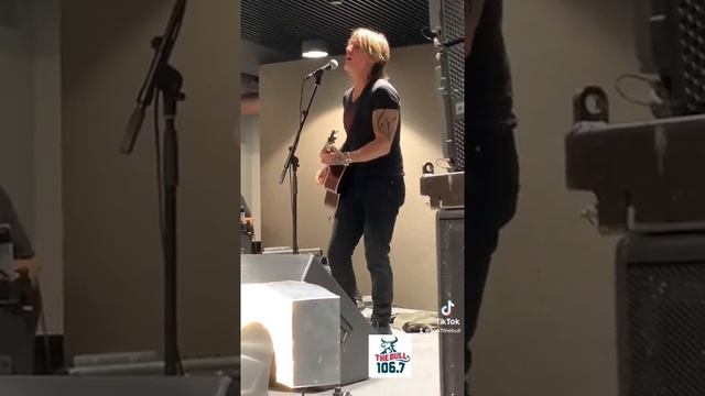 Keith Urban showed up and played requests. Unbelievable. смотреть онлайн