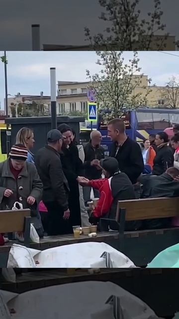 Посол доброй воли ООН Анжелина Джоли на вокзале общается с украинцами. смотреть онлайн