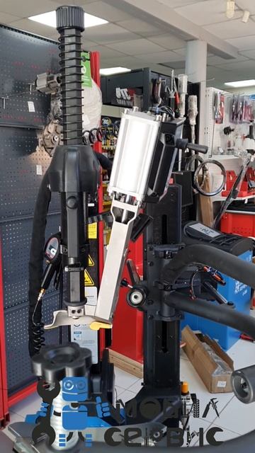 Шиномонтажный станок авт. до 28" U-256AT с авт. головкой, третьей рукой и бустером (380V) смотреть онлайн