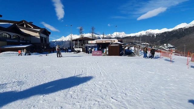 Высота 1100 метров на курорте «Роза Хутор» — это уровень Горной Олимпийской деревни. Сочи. смотреть онлайн