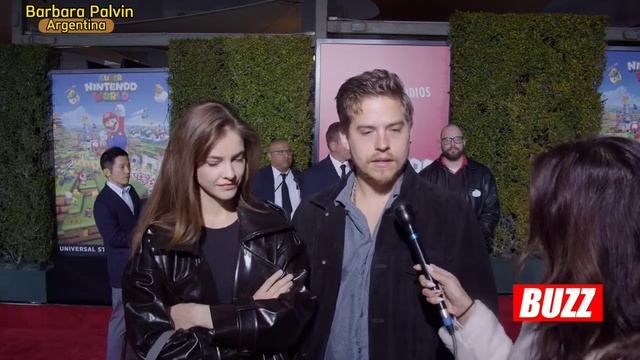 Entrevista de Barbara Palvin y Dylan Sprouse para The Buzz [Subtitulada] смотреть онлайн