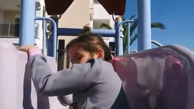 MİRA VE MİLA OYUN PARKTA DA.KAYDIRAKTA KAYOLAR.МИРА И МИЛА ИГРАЮТ НА ДЕТСКОЙ ПЛОЩАДКЕ. смотреть онлайн