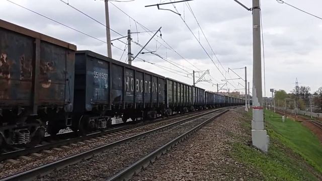 тепловоз 2М62У-0123 с грузовым составом и приветливой локомотивной бригадой смотреть онлайн