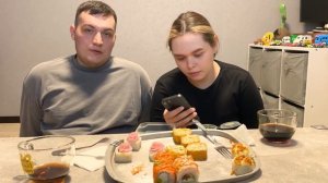 🍣МУКБАНГ/МЫ ВЕРНУЛИСЬ/РОЛЛЫ СУШИ ЗАПЕЧЕННЫЕ ХОЛОДНЫЕ КОЛА🫶🏻