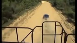 БЕЛАЗ ГОНИТСЯ ЗА МАШИНОЙ