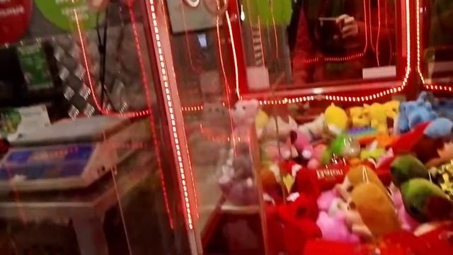 Играю автомат хватайка!Пытаюсь вытащить кенгуру. смотреть онлайн