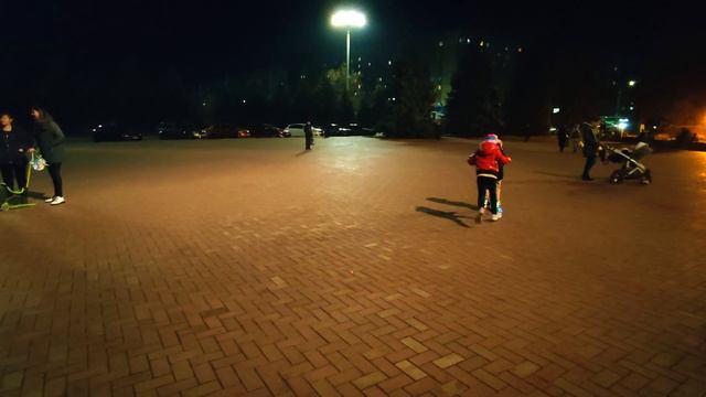 Алёна с подружкой веселятся на площади у ДК смотреть онлайн