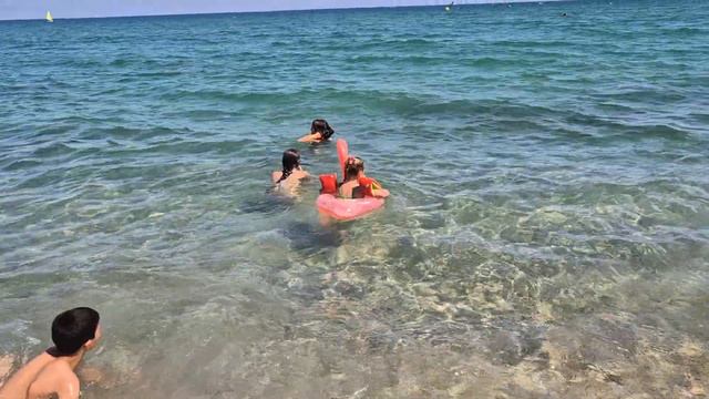 Оливейя купается в море с розовым фламинго #испания #ребенок #barcelona #детство #играем #olivella смотреть онлайн