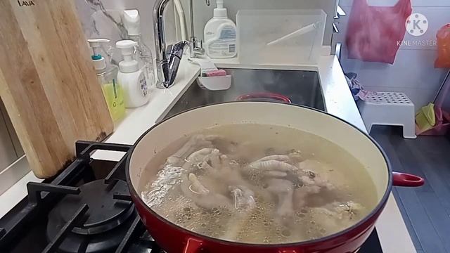 HOMEMADE CHICKEN STOCK WITH CHICKEN FEET ||For Baby Stock||HazLap смотреть онлайн