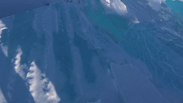 Голубые глыбы на Байкале